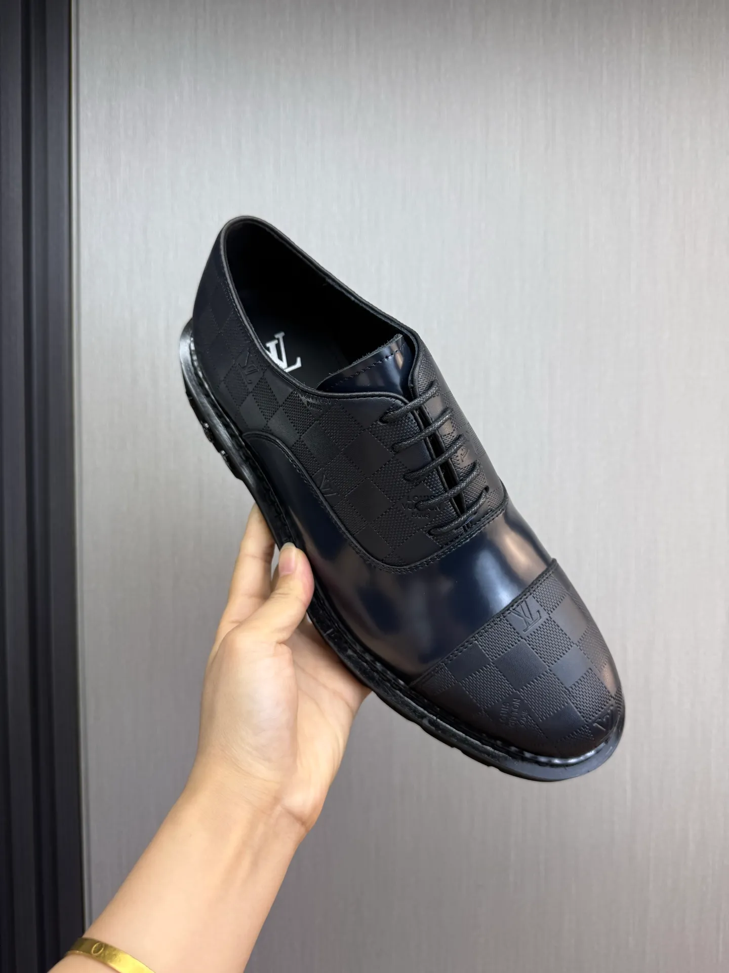 Men's shoes 💰900💰 LV. Men's casual lace-up leather shoes, the latest hot style 🔥 1:1 original purchase quality, top quality goods ⬆️The upper is imported open-edge beaded cowhide, cowhide, and cow suede. The hand-made three-dimensional stitching highlights the round toe design. The inner foot pads are all imported cowhide, with the original wear-resistant foam outsole, matching code 39-44, (38, 45 custom-made, non-refundable)